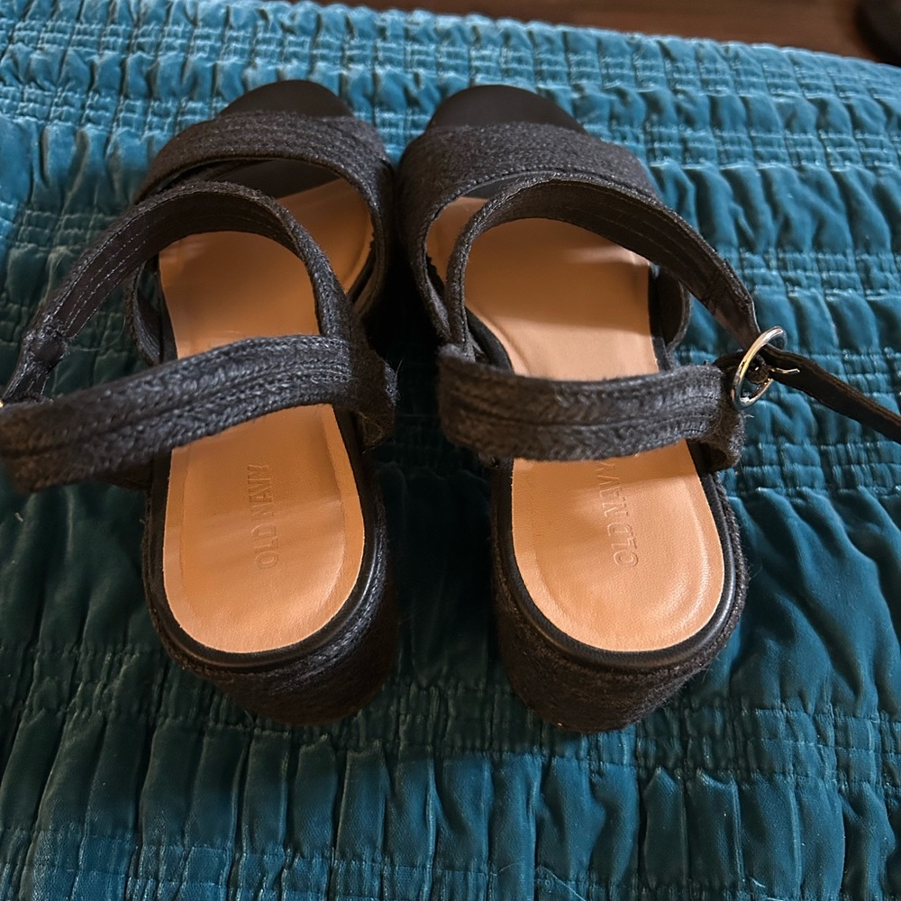 Old Navy Black Sandals - Picture 3 of 6